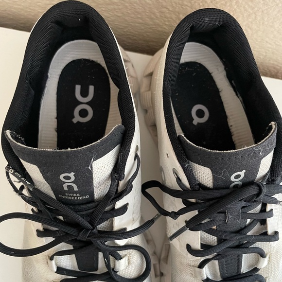 On Running Women’s Sneakers 8.5 Black and White - Picture 4 of 6